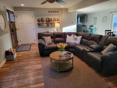 Charming remodeled 4-Bedroom home with fire pit