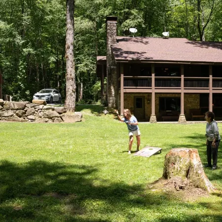 Luxury Waterfall Lodge & Guest House with Firepit, Hiking Trails, WiFi, Creek