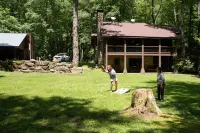 Luxury Waterfall Lodge & Guest House with Firepit, Hiking Trails, WiFi, Creek - Chalets