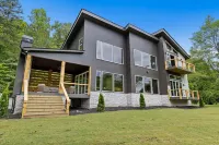 Brand New! Luxurious Riverfront Retreat, Hot Tub, 6 Guests 10 Min to Blue Ridge