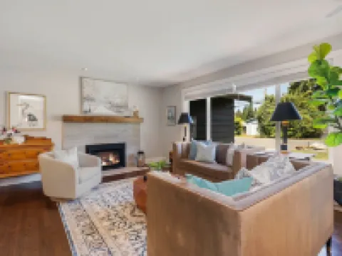 Central Location Close to Sea and Downtown 3 b 2b & Outdoor Living and Hot Tub! Hotels in Burien