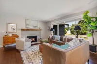 Gorgeous Home w/AC Enjoy Hot Tub & Amazing Yard Only Minutes to Seatac Airport