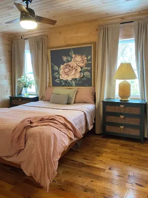 Eleanor - 2 bdr Cabin unit on River w/SUPS, Kayaks, & paddle boat. Pet friendly!