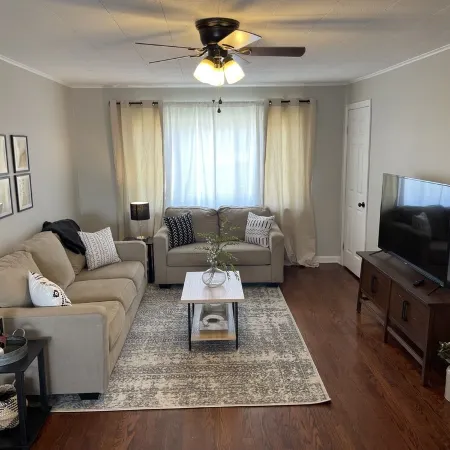 Cozy 2 Bedroom Unit Minutes From Downtown Cincinnati!