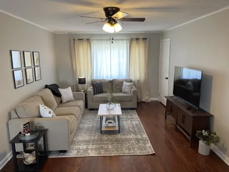 Cozy 2 Bedroom Unit Minutes From Downtown Cincinnati! Отели в г. Кэмпбелл