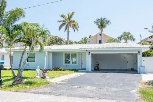 Charming 4-bedroom house with WiFi, pool, fitness room in peaceful Boynton Beach