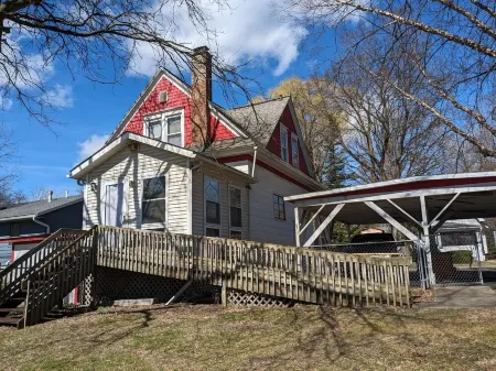 Paddock House Natural Area Gem! Covered parking. Fenced yard. Access Ramp. Peace