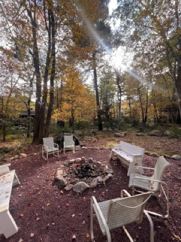 Cozy Cabin in Lake Harmony, 3Bedroom+Loft w Deck, Firepit & WiFi! Dog Friendly!