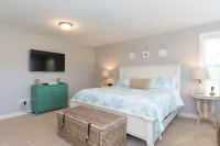 Fun Haven sleeps12. All season pool and hot tub. Walk to beach. Pet friendly.