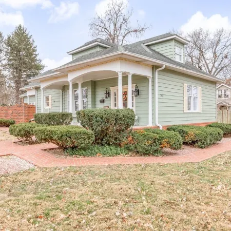 3-bedroom house in nice downtown Farmington with AC, WiFi, nice outdoor spaces!