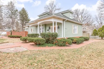 3-bedroom house in nice downtown Farmington with AC, WiFi, nice outdoor spaces!
