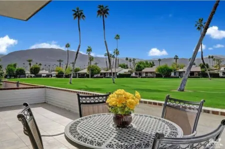 Stunning Mountain Views on Golf Course in Rancho Las Palmas Country Club! Отели рядом с достопримечательностью «Melissa Morgan Fine Art Gallery»