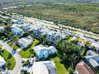 Salt Hausbrandnew! 6Br/6BA Contemporary Retreat, Heated Pool/Spa. Walk to Beach! Hotels in Juno Beach