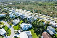 Salt Haus 6Bd 6BA Putting Green, Heated Pool and Spa. Walk to Beach!2025 Build!!
