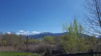 Black Bear Inn,Bridger views, E. Gallatin river access via cherry creek ponds.