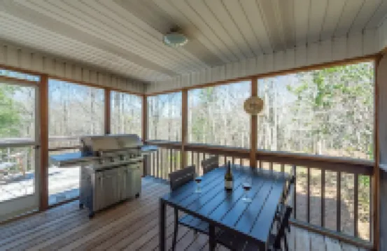 Spacious Mtn Getaway~Fire Pit+Grill, WiFi, Private, Mins to Downtown Burnsville! 揚西縣酒店