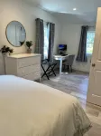 Sunny 2-bedroom beach cottage, walk to beach!