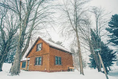 Lake Street Retreat: Charming Getaway with Stunning Lake View Sunsets