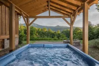 Sunset Ridge! Hot Tub+Fire Pit+Grill, WiFi, Mtn Views, Easy Access, Nearby Town!