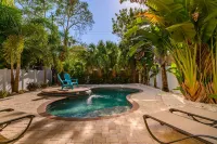 "CHATEAU du SOLEIL" SINGLE Family Home 1-1/2 Blocks to Beach