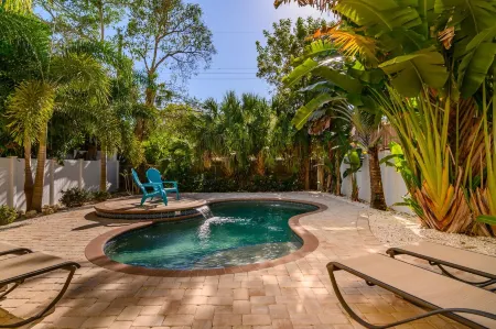 "CHATEAU du SOLEIL" SINGLE Family Home 1-1/2 Blocks to Beach Отели в г. Сиеста-Ки