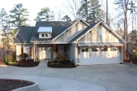 Beautiful waterfront home on a private cove in Lake Keowee w/ hot tub Hotel in zona Lake Keowee Marina