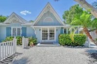 Unwind Sunshine - heated pool, steps to the local's favorite beach, free bikes