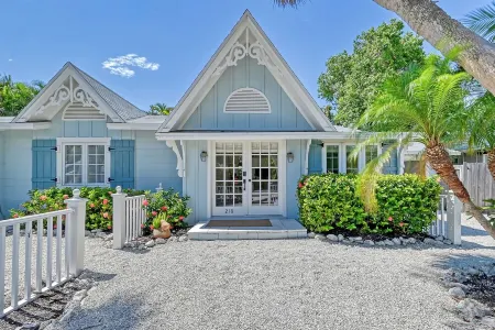 Unwind Sunshine - heated pool, steps to the local's favorite beach, free bikes Отели в г. Холмс Бич