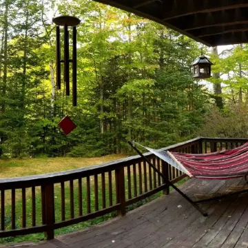 Incredible Riverside Getaway in the White Mountains - Central Location