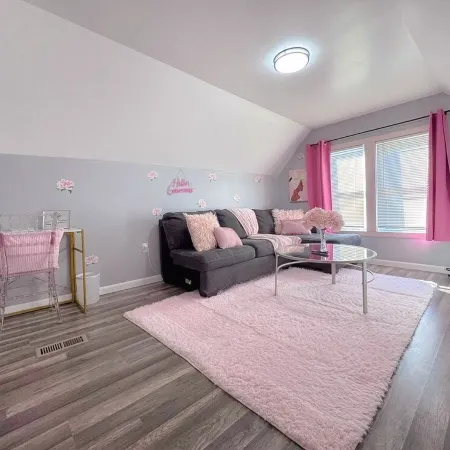 Pink Paradise! Cozy Getaway near SU!