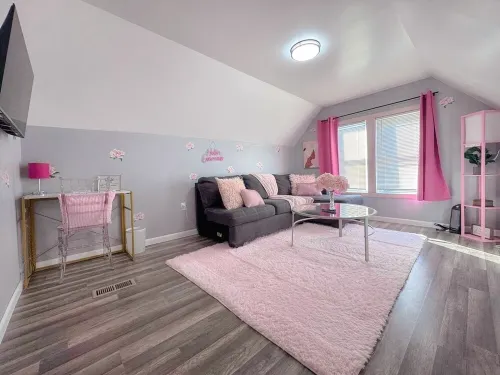 Pink Paradise! Cozy Getaway near SU!