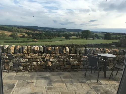 Pretty cottage with enclosed patio and private hot tub with stunning veiws Hotels in Otley