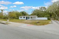 King Bed. Great Parking. Message with Questions.