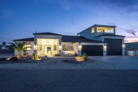 Luxury Lakeview Estate, w/Heated Pool & Spa, Firepit Near Marina