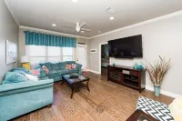 Lakeside vacationing close to golf courses, restaurants and boat rental company!