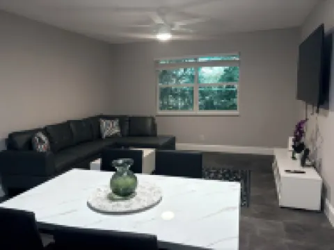 Chic newly remodeled  2bd 2bath apartment with AC, WiFi in vibrant Delray Beach