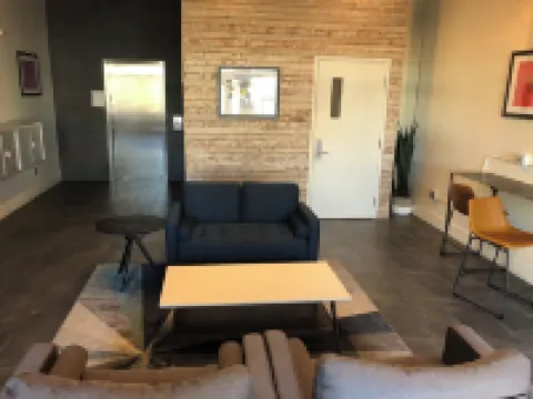 Space Jungle Studio with Free Parking, King Bed walk to UofA, Nightlife and Food