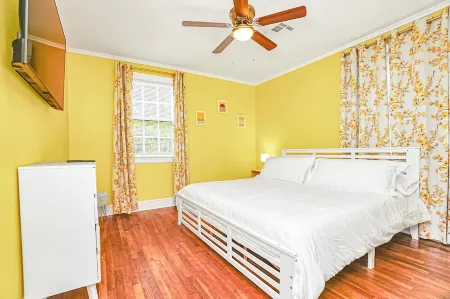 Charming 4 Person Apt in Walkable, Green Area