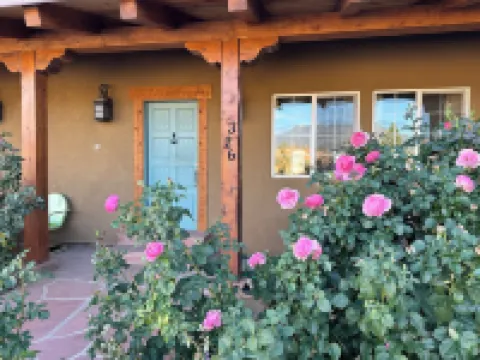 Tranquil 7-bedroom house near the center of Taos
