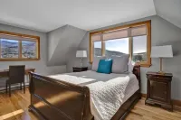 Spacious Ski Getaway • Mtn Views • Sleeps 12 Hotels near Grand view Farm
