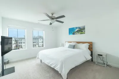 Luxury Coastal Norfolk Townhome, 5 minutes from beach, next to naval base Hotels near Norfolk Premium Outlets