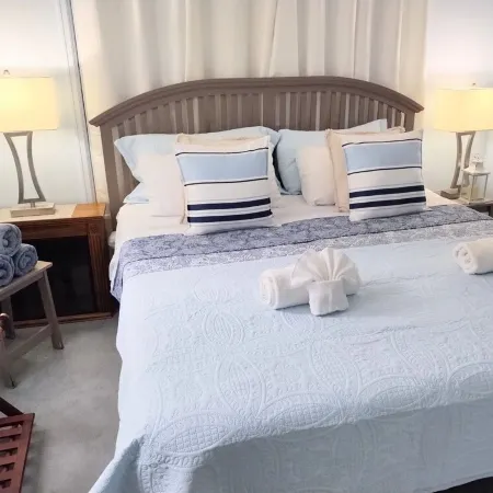 Hurry WE'Re Filling Fast! Downtown Short Walk to Food Bars & Ferrys. Sleeps 18!