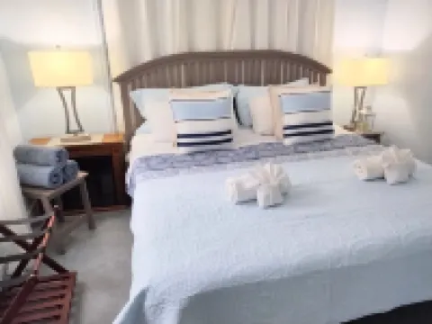 Hurry WE'Re Filling Fast! Downtown Short Walk to Food Bars & Ferrys.  Sleeps 18!