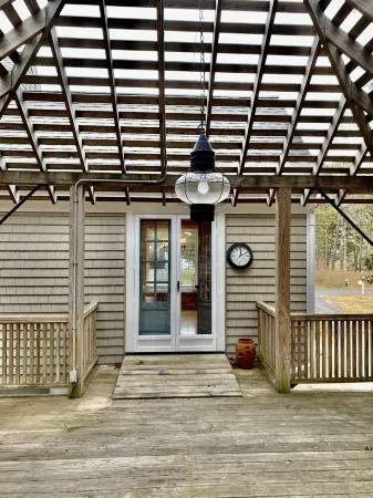 Charming home in Osterville close to beach! Includes beach pass Отели в г. Барнстейбл