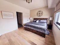 Updated 2 Bedroom Condo! Hotels near ديترويت ليكس