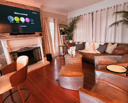 RiverView Retreat – Where Classic Charm Meets Coastal Comfort Hotels in Fall River