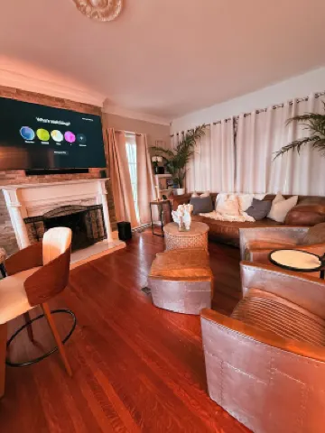 RiverView Retreat – Where Classic Charm Meets Coastal Comfort Hotels in Bristol County