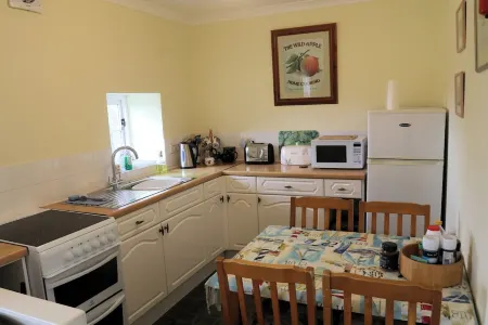 2 Bedroom Accommodation in Two Acres Of Gardens on edge of village of Blisland Отели в г. Бодмин