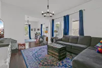 Charming 3 BR cottage in Humboldt - blocks from DT