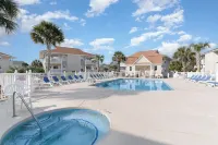 Stunning 2BR 4beds waterfront condo close to the beach!